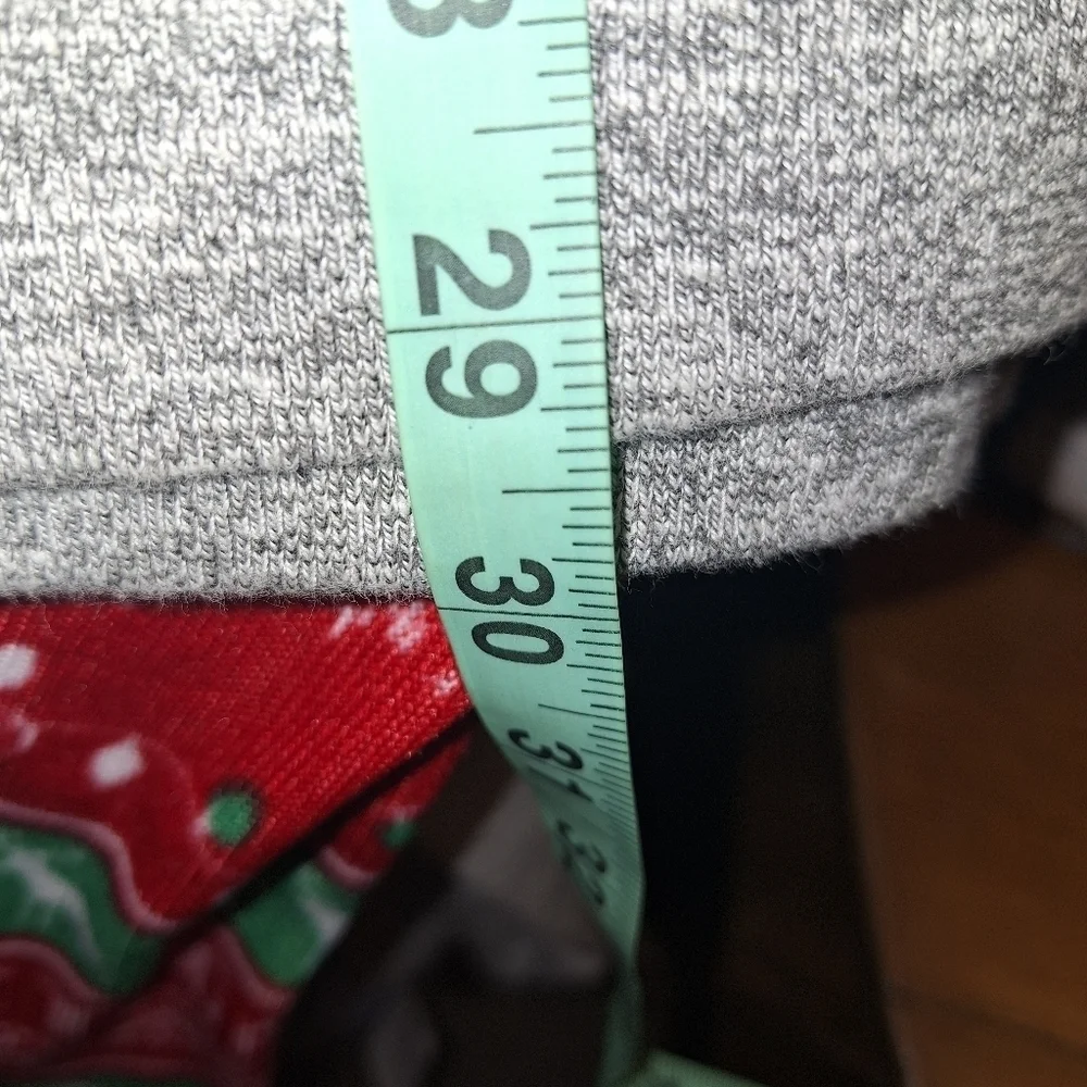 A The North Face men's cotton sweatshirt in a size large. Pre-loved